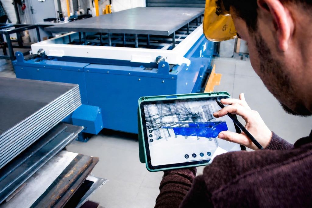 Turn automatizat pentru depozitarea tablei metalice care furnizează materiale către patru posturi de lucru cu mașini de ștanțat, într-un mediu modern de producție