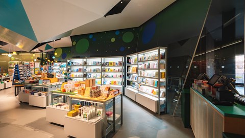 Magazinul River Shop al Tate Modern: Cum au transformat rafturile industriale într-un puternic atu comercial